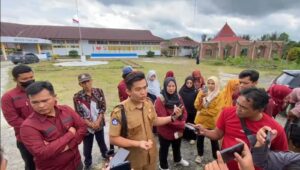Perwakilan Guru SMKN 2 Rejang Lebong memberikan keterangan terkait polemik yang terjadi