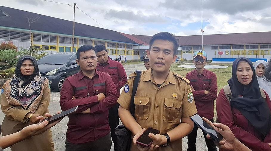 Perwakilan Guru SMKN 2 Rejang Lebong saat memberikan keterangan terkait polemik yang terjadi