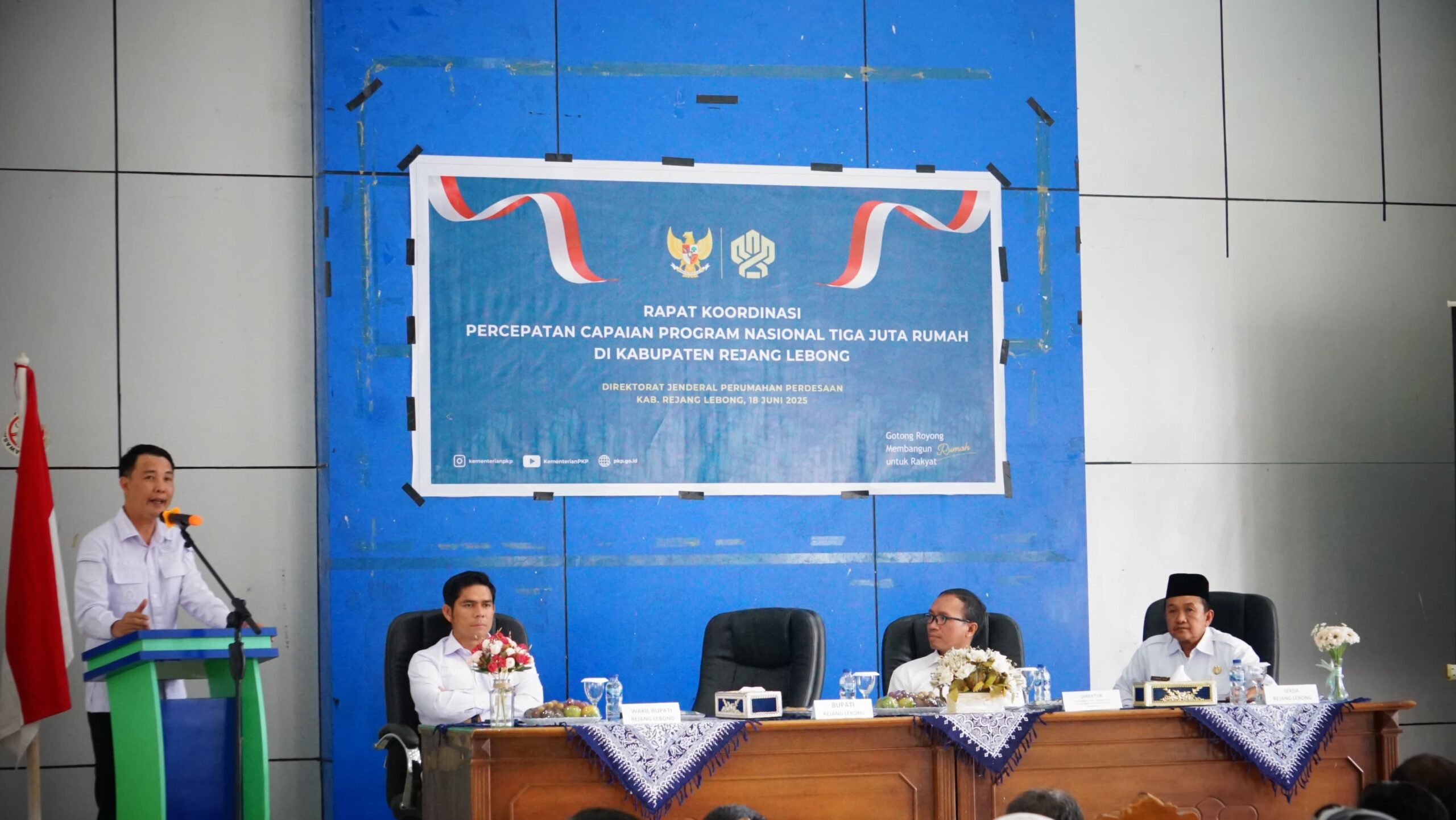 Bupati HM FIkri saat membuka rapat koordinasi lintas sektor yang digelar di aula Dinas PUPRPKP Rejang Lebong, Rabu, 18 Juni 2025