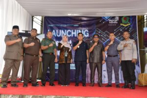 Wabup Hendri Foto Bersama Usai Launching Internet Gratis