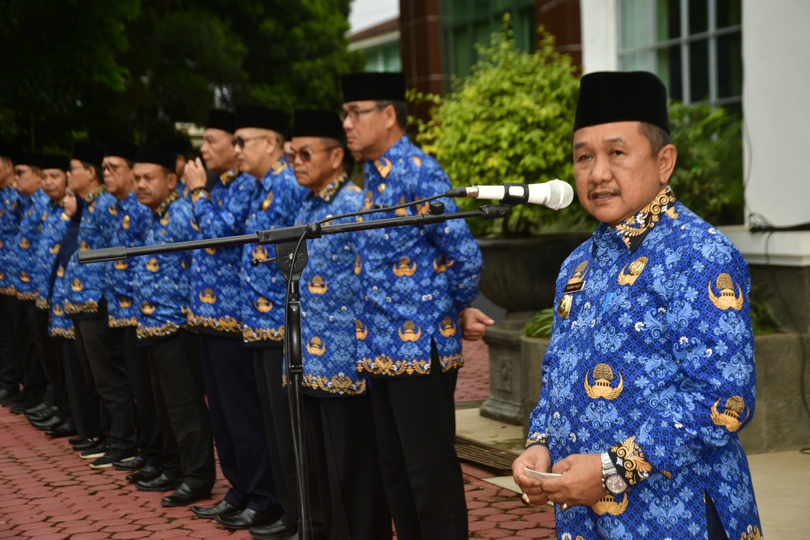 Sekda Rejang Lebong saat Memimpin Apel Gabungan ASN di Halaman Kantor Bupati Rejang Lebong, Kamis 17 Juli 2025