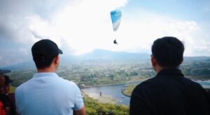 Bupati dan Wakil Bupati Rejang Lebong Menyaksikan Secara Langsung Uji Coba Paralayang di DMHB, Selasa 22 Juli 2025