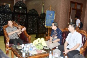 kunjungan Direktur PT Cahaya Mas Cemerlang (CMC) Jakarta, Iwan Pangdjaja, ke ruang kerja Bupati Rejang Lebong HM Fikri, SE, MAP, pada Rabu, 23 Juli 2025
