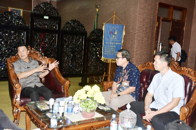 kunjungan Direktur PT Cahaya Mas Cemerlang (CMC) Jakarta, Iwan Pangdjaja, ke ruang kerja Bupati Rejang Lebong HM Fikri, SE, MAP, pada Rabu, 23 Juli 2025