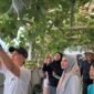 Bupati Rejang Lebong saat memetik langsung anggur di Agrowisata Taman Anggur Kirana