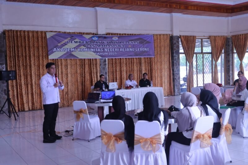 Wakil Bupati Rejang Lebong, Dr. H. Hendri, SSTP, MSi, memompa semangat 39 calon lulusan Akademi Komunitas Negeri Rejang Lebong angkatan XII.