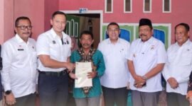 Wamen Ossy bersama Menko Bidang Infrastruktur dan Pembangunan Kewilayahan saat menyerahkan sertipikat di Bengkulu
