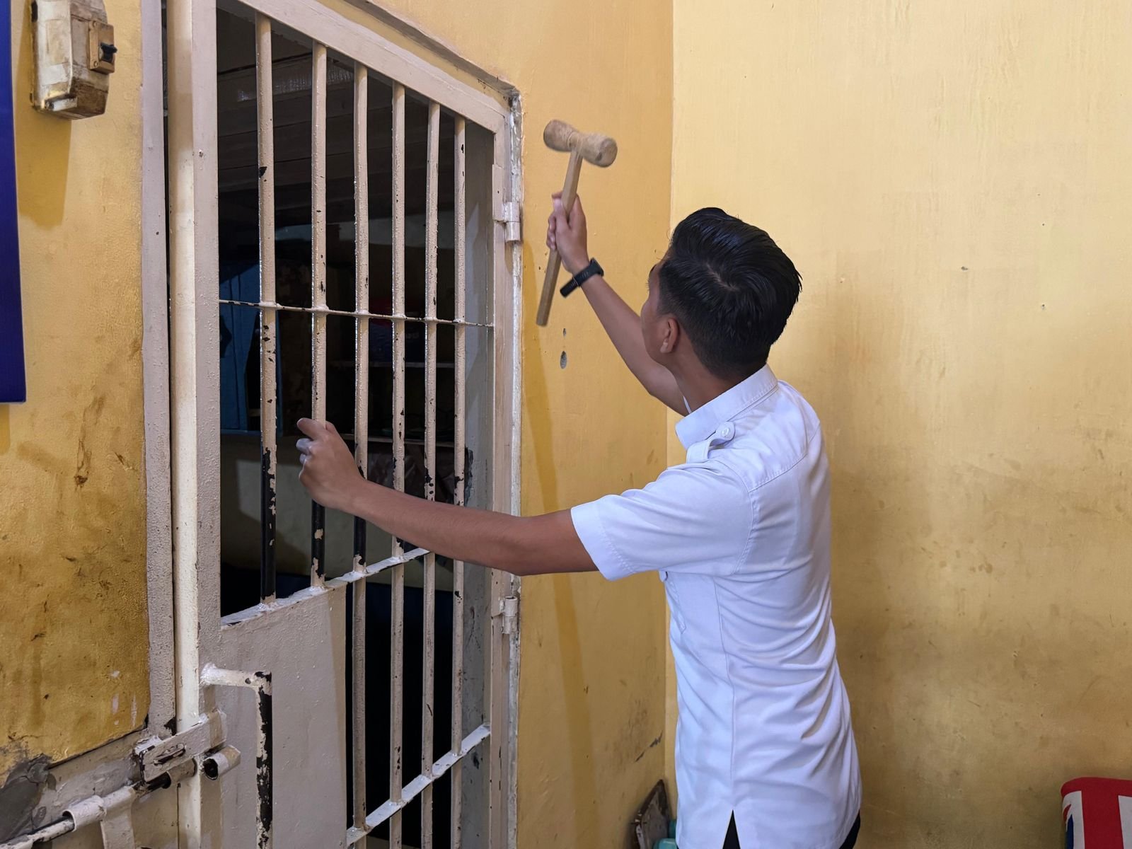 Petugas Lapas Curup melakukan pengecekan teralis kamar hunian warga binaan