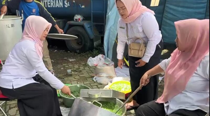 Pemkab Rejang Lebong dirikan dapur umum pasca banjir, bantuan logistik rerus mengalir untuk warga terdampak.