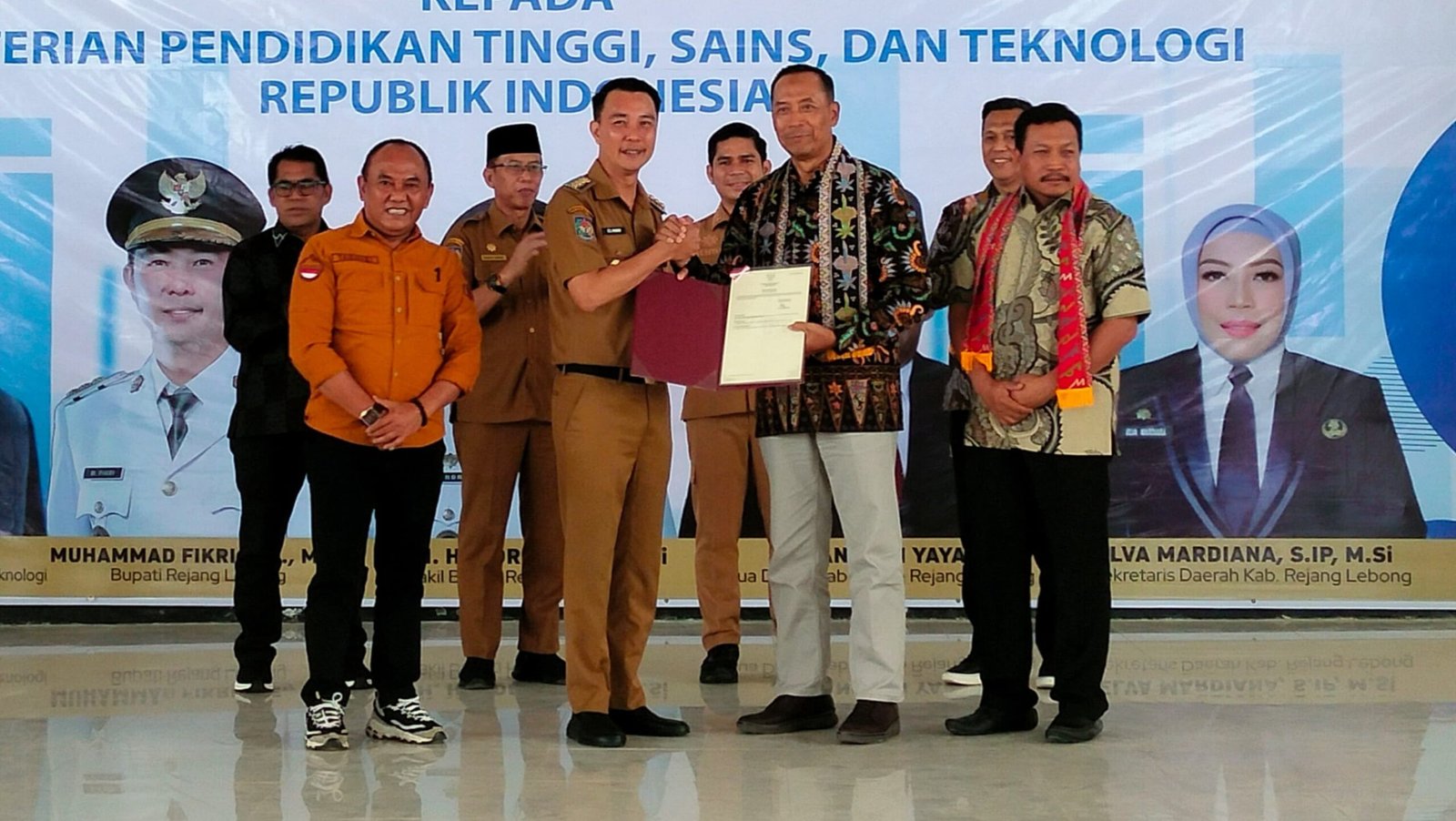 Bupati Fikri menyerahkan sertifikat lahan pembangunan sekolah unggul Garuda di Rejang Lebong